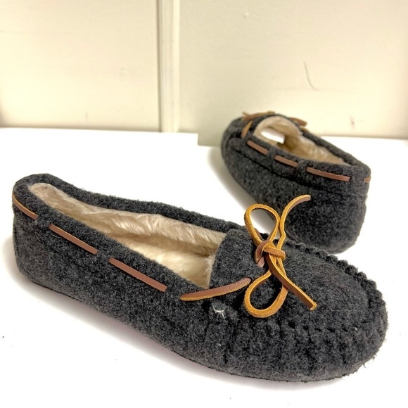 MINNETONKA WOMEN'S CALLY MOCCASINS gray fur lining size 9 - Picture 1 of 8
